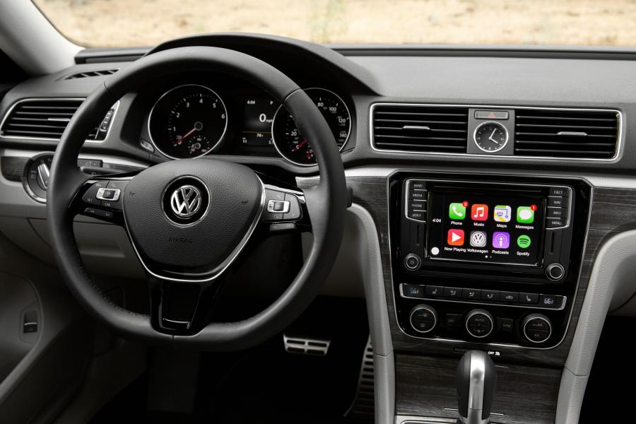  Volkswagen Passat TSI R-Line 2016 года  (фото 12 из 15)